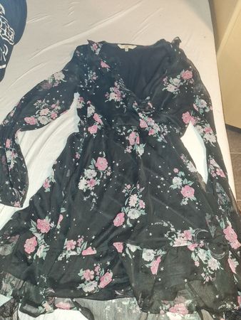 Schwarzes kleid mit Blumenmuster, Grösse 36/S