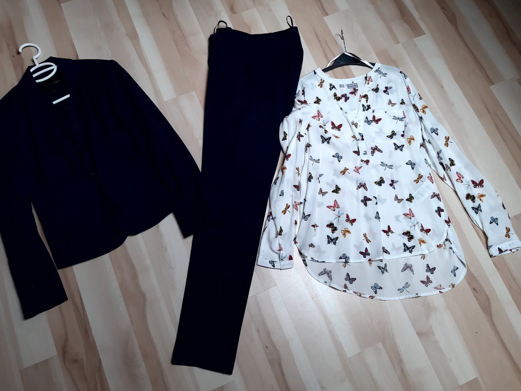 Anzüge & Kostüme: Anzug mit Bluse Gr 34/neu! – Neu und originalverpackt aus Fischbach-Göslikon von Reddy1
