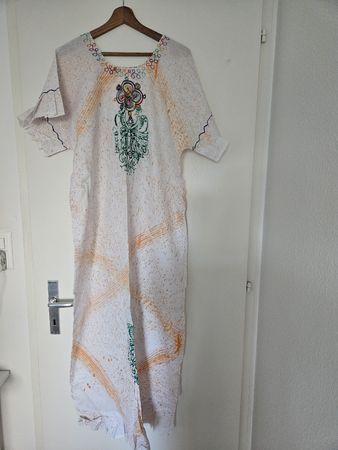 Robe Afrique, taille unique, motifs brodés et teinture.