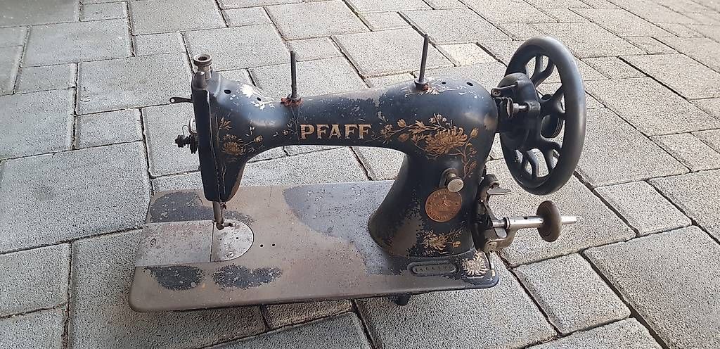 Pfaff Macchine da cucire: Antike Pfaff Nähmaschine – Usato da Müllheim Dorf venduto da Jcecotto