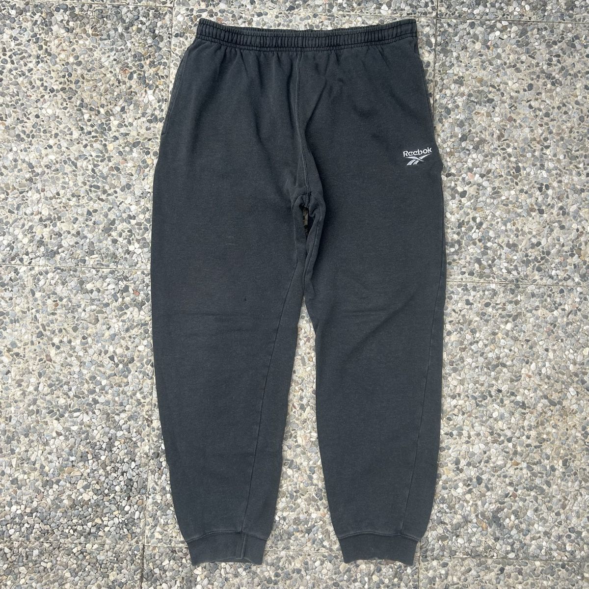 Reebok Pantalons: Vintage Reebok Gray sweatpants  – D'occasion à brent par fukusapes