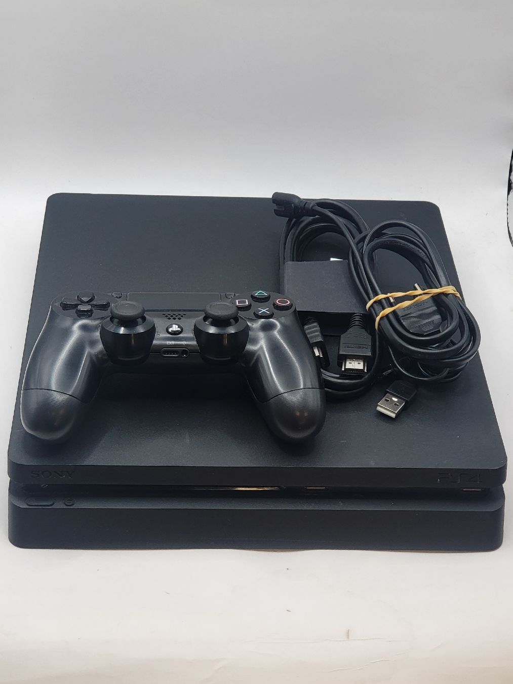 Sony Console: Playstation 4 Slim - Console + manette 1TB – Usato da Lausanne venduto da CashngoLausanne