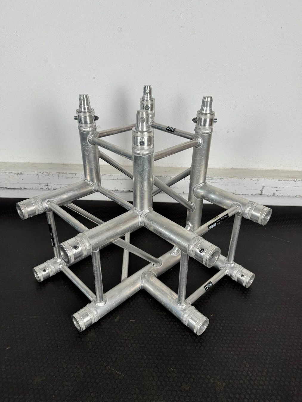 Tralicci: Globaltruss F34 90° +down Ecke – Usato da Buchs AG venduto da N-joyEvents