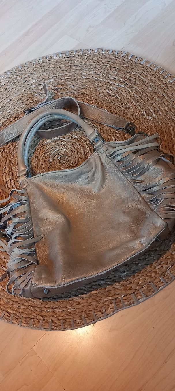 Liebeskind Sacs femmes: Liebeskind Handtasche mit Fransen beigegold – D'occasion à Rebstein par bestforyou