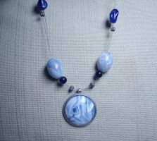 Collier fantaisie bleu style peint à la main