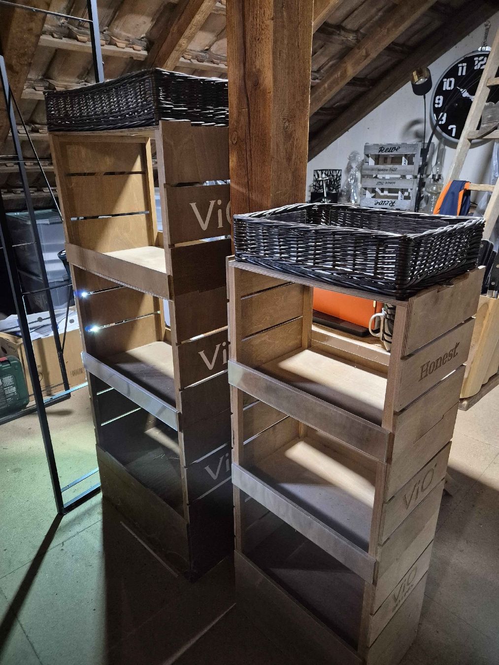 Étagères: Regal aus einfachen Holz mit fixierten Körben – D'occasion à Binningen par jan_v5hs