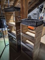 Regal aus einfachen Holz mit fixierten Körben