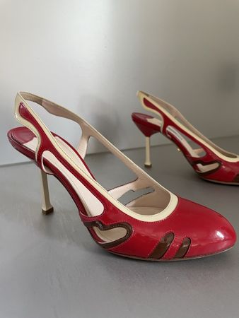 PRADA Verzierte Slingback-Pumps aus Lackleder einmal getrage