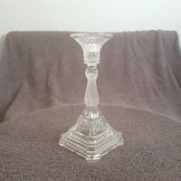 Kerzenhalter im antiken Stil aus gepresstem, geformtem Glas