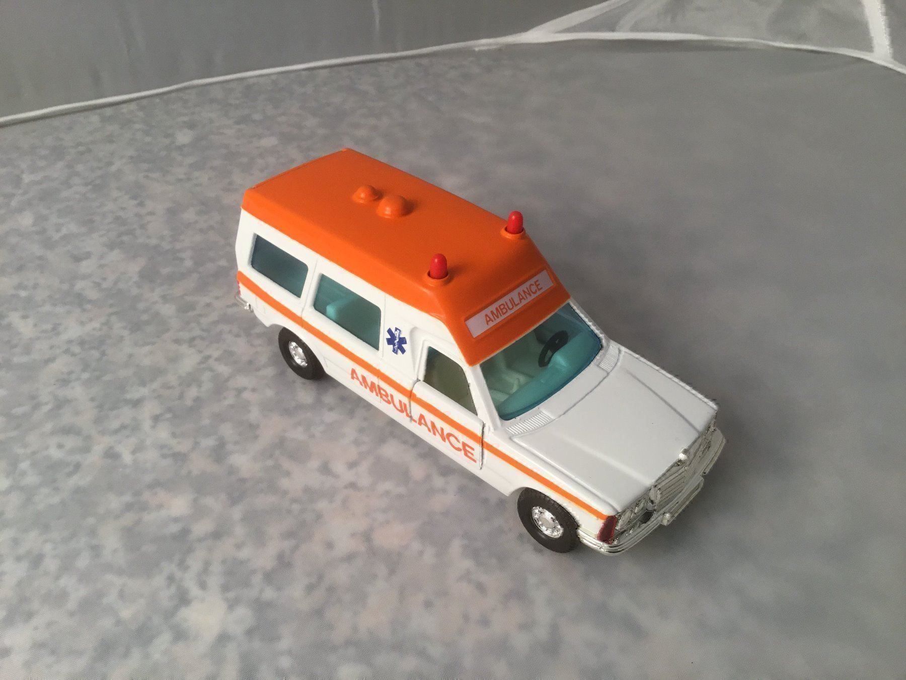 Mercedes-Benz Modellautos: Mercedes Ambulance, 1:32 – Neu und originalverpackt aus Erlenbach im Simmental von Model_box 6