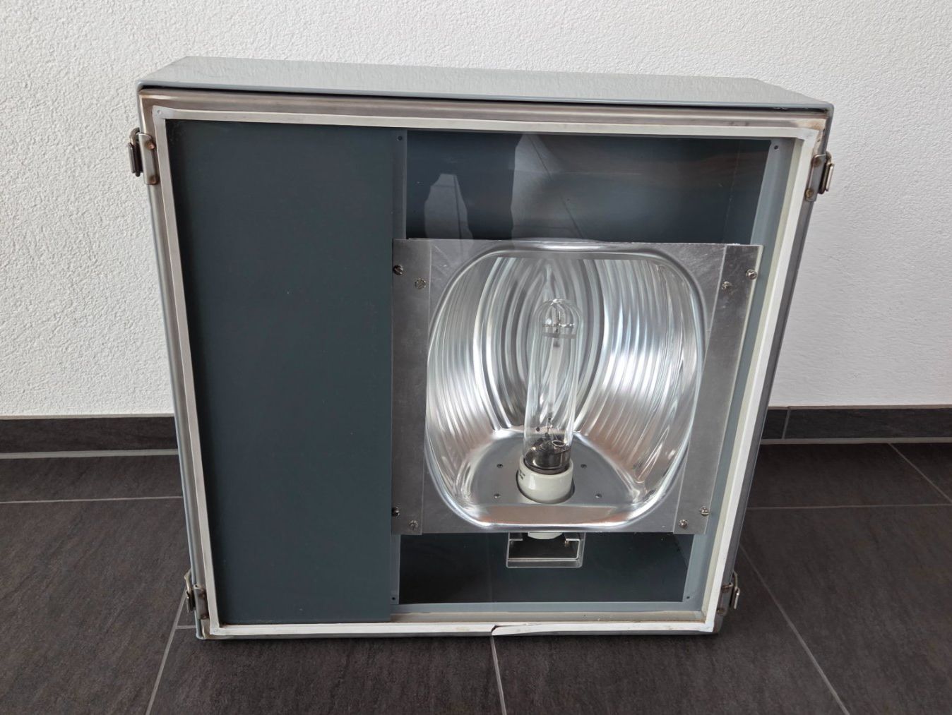 Lampade: Industrielampe Hallenlampe Natrium Dampflampe Scheinwerfer – Usato da Morgarten venduto da Buemi0