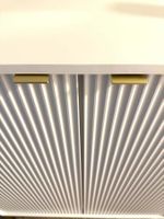 Grössere Kommode weiss geriffelt / goldene Füsse NP 516.-