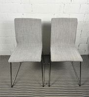 2 moderne Freischwinger-Stühle in Grau
