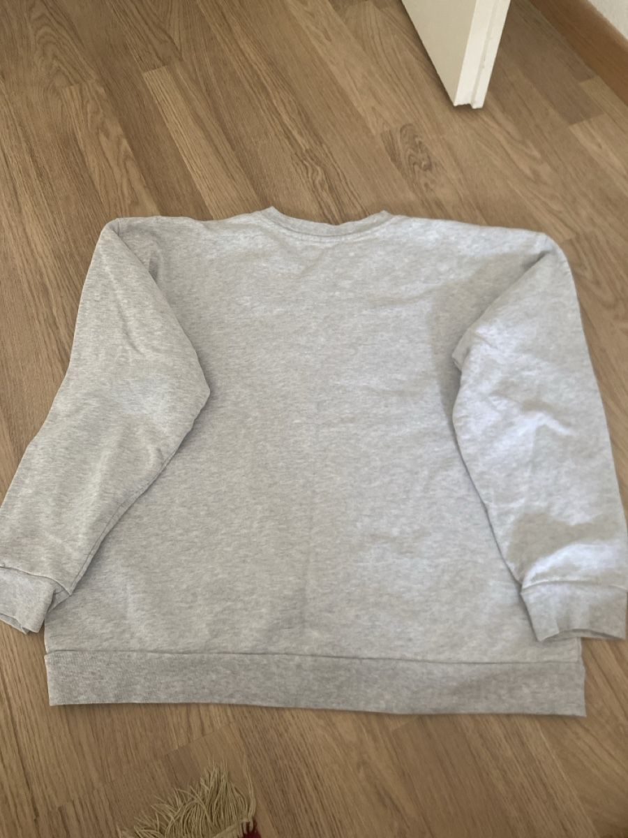 Pullover & Sweatshirts: Levi's Pullover grau mit Logo Grösse M guter Zustand – Gebraucht aus Spreitenbach von hel_7gxh 2