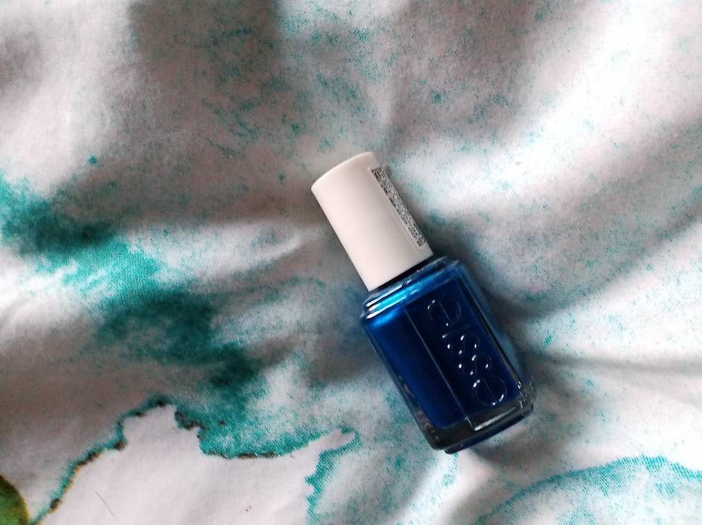 Smalto per unghie: Essie Nagellack metallic funkelndes blau – Usato da Bern venduto da Bluepop