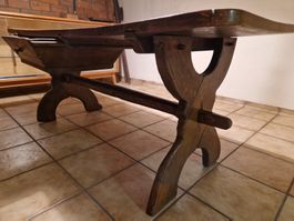 Antiker Wangentisch, 18./19. Jh., Nussbaum, mit Schublade