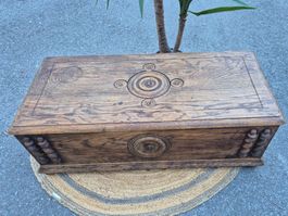 Coffre, bahut en bois massif ancien