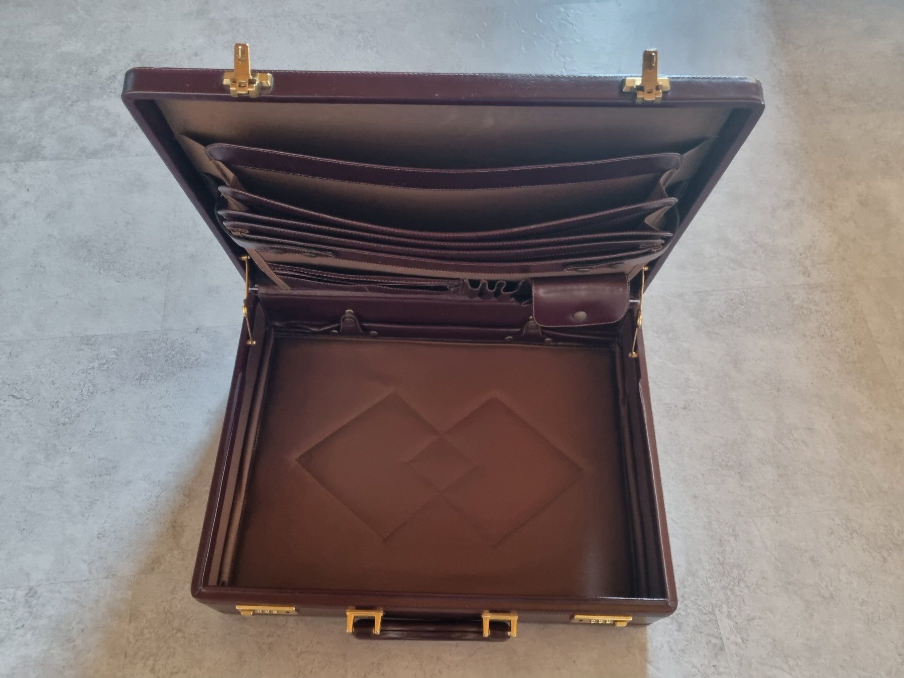 Valigie & Borse: Mallette porte-documents en cuir rouge – Usato da Savièse venduto da Laguinee 8