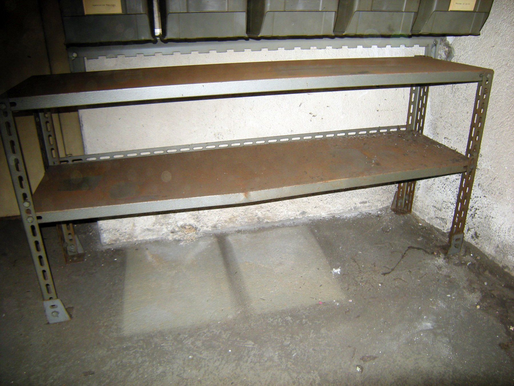 Scaffali: stabiles Metallgestell mit zwei Tablaren – Usato da Schönenberg ZH venduto da Ku4711