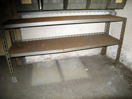 stabiles Metallgestell mit zwei Tablaren