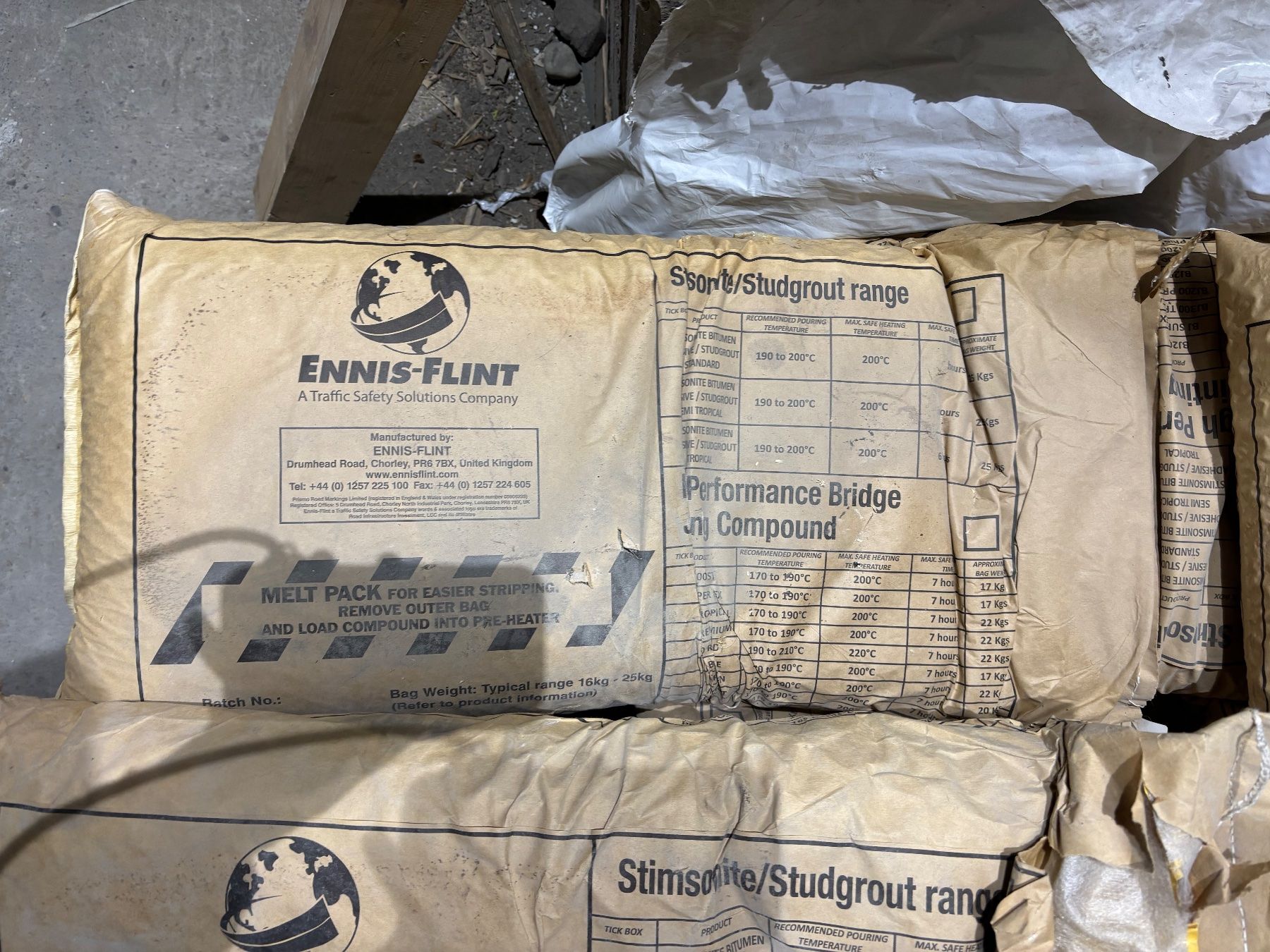 Sanitari: LAGERVERKAUF: Standardbitumen/Bitumen, Reflektorkleber – Usato da Winterthur venduto da ReUse_Baumarkt 1