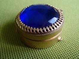 kleine runde  innen emailierte Pillendose mit blauem Stein