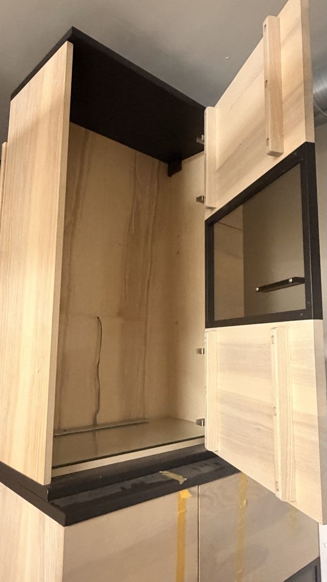 Vetrine: Vitrine aus stabilem Holz – Usato da Zürich venduto da SiLENZiO 1