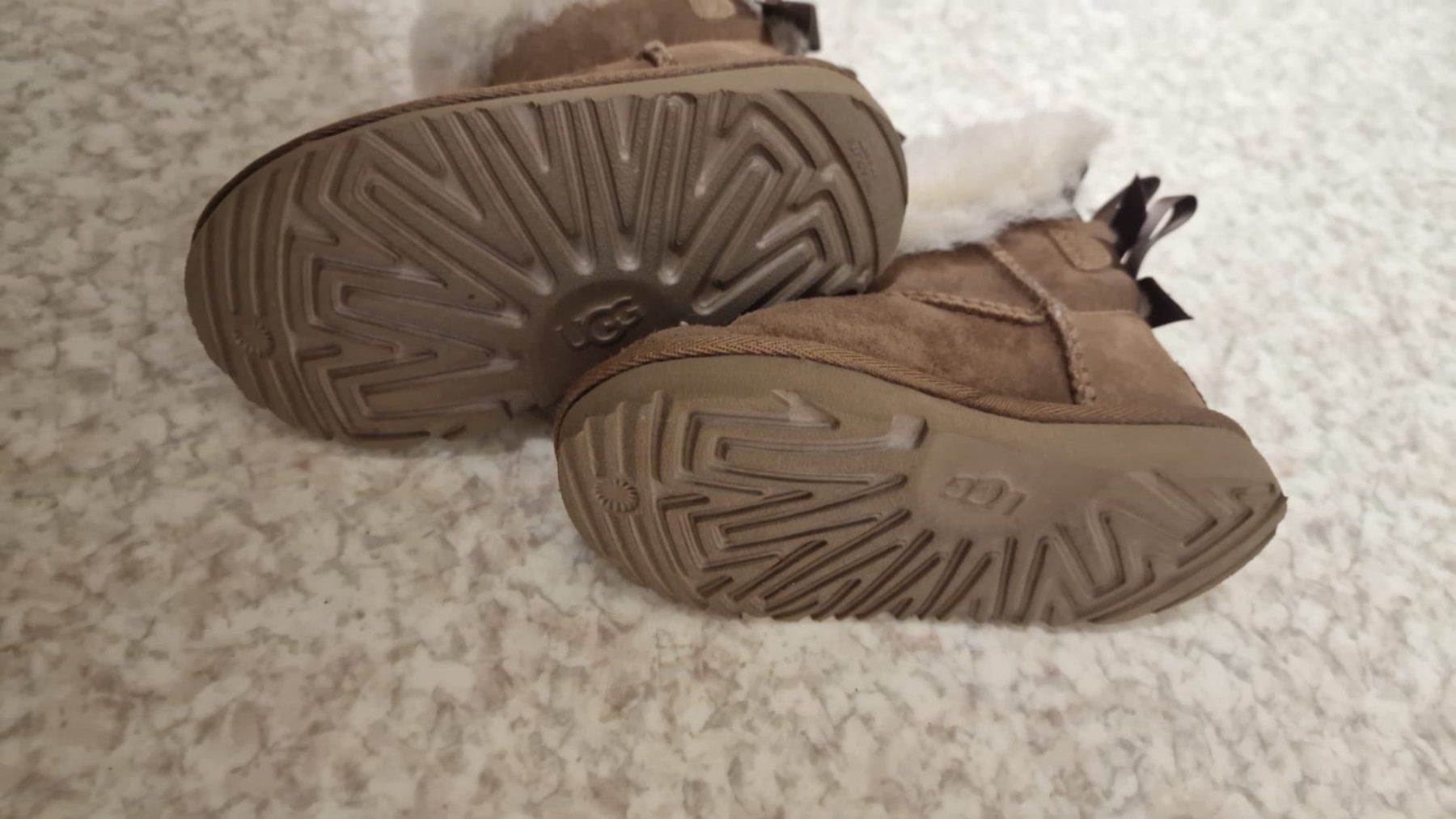 Ugg Scarpe per ragazze: UGG boots neuwertig gr. 25 – Usato da Seftigen venduto da G00 3