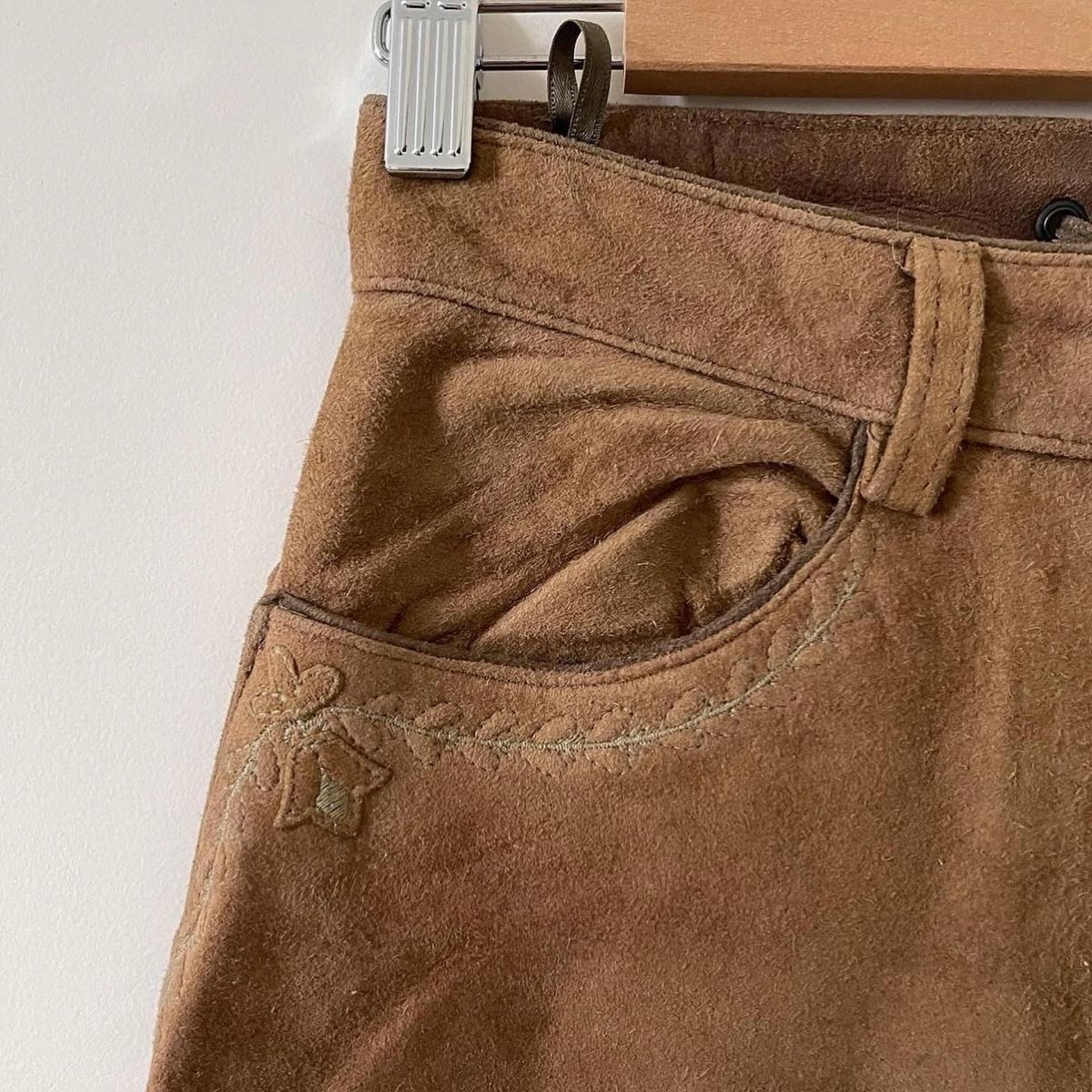 Pantaloni: TRADITIONAL AUSTRIAN Vintage Leather Pants – Usato da Emmen venduto da Avviivva_Com2023 2