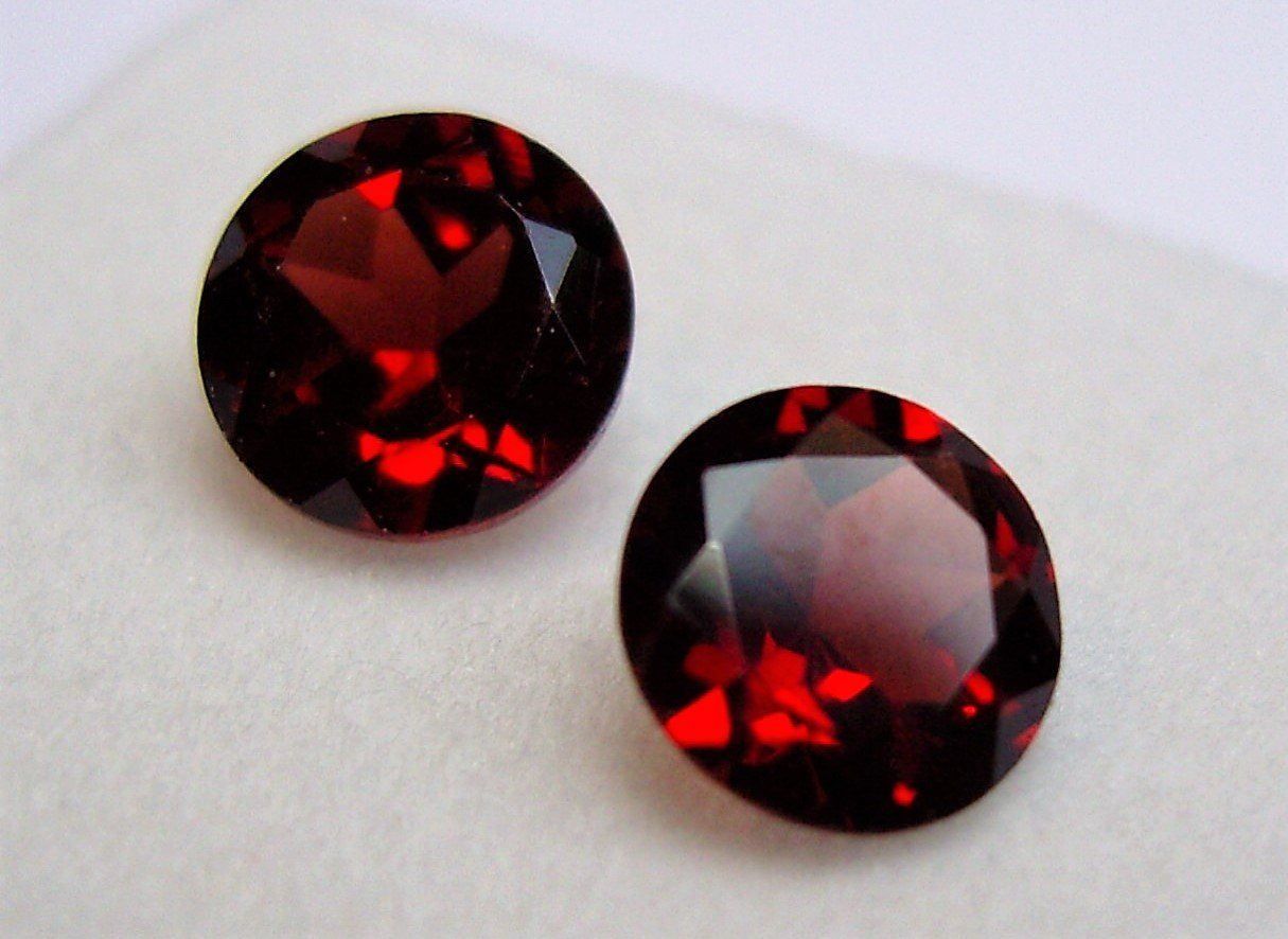 Pietre preziose: GRENAT ALMANDIN 4 mm / 0.34 ct pièce – Nuovo (secondo la descrizione) da La Chaux-de-Fonds venduto da j-aime-les-gemmes