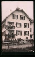 Romanshorn, Weisses Haus mit Bewohnern a