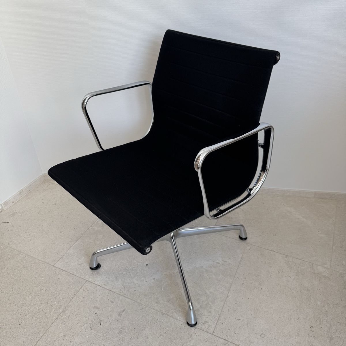 Vitra Sedie: Vitra EA 108 Eames Aluminium Chair Hopsak – Usato da Zürich venduto da Fontana101 1
