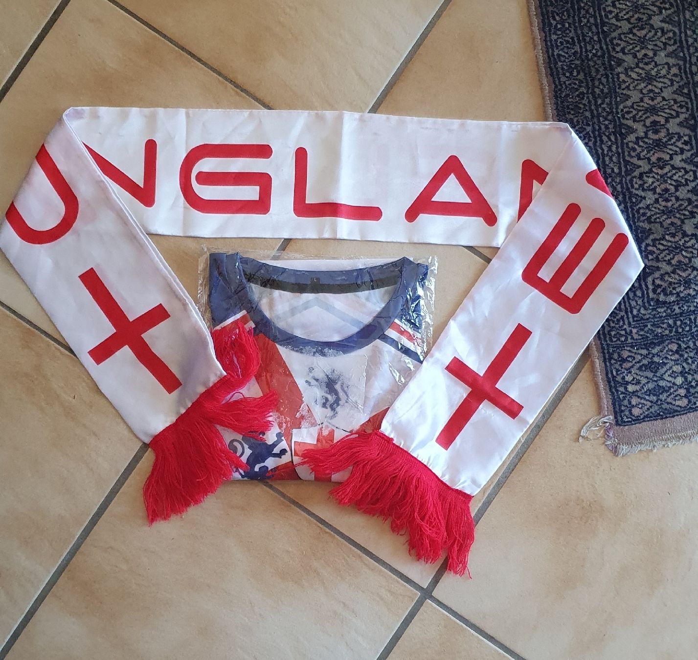Canottiere & Pantaloni: Maillot Angleterre England L + écharpe supporter – Nuovo e nell'imballaggio originale da Erde venduto da zakleblanc 2