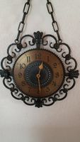 Wanduhr mit Kette im Vintage Design