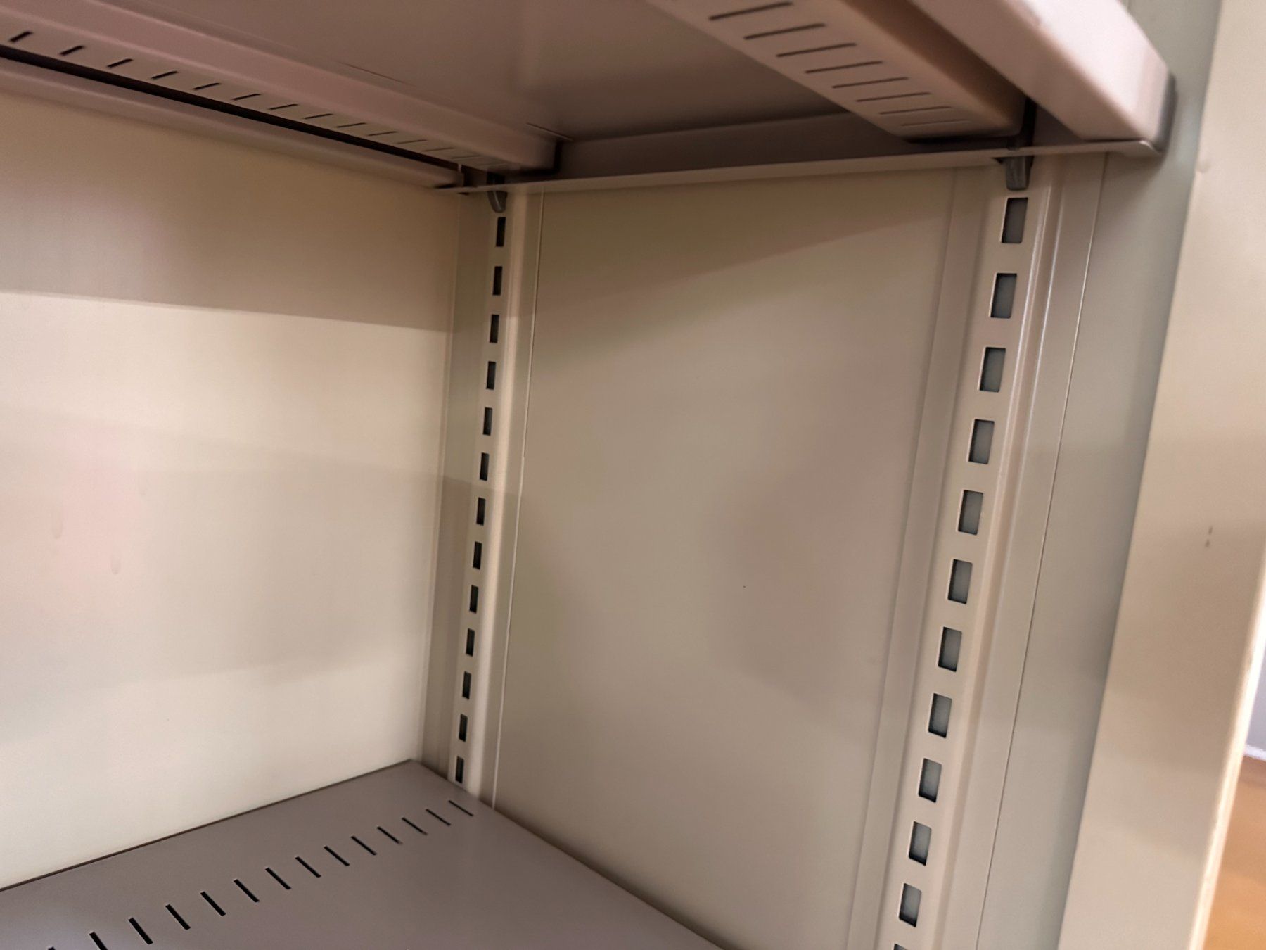 Lista Armadi: Lista Metallschrank mit 2 Schwerlast-Tablaren – Usato da Necker venduto da liq24 3