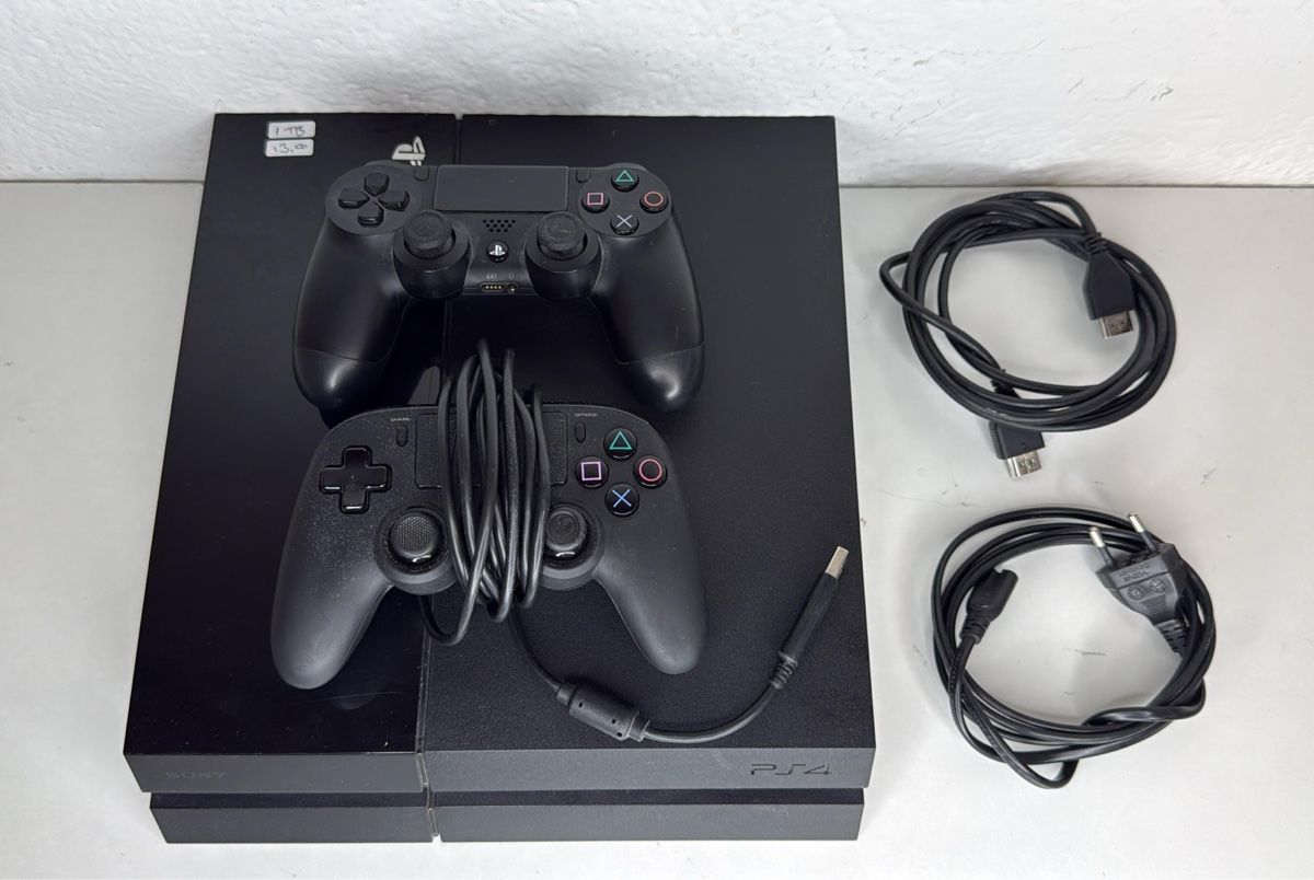 Sony Console: PS4 1TB Console + 2 Controllers for Sale + Cables 🎮 – Usato da Ehrendingen venduto da bubulence 2