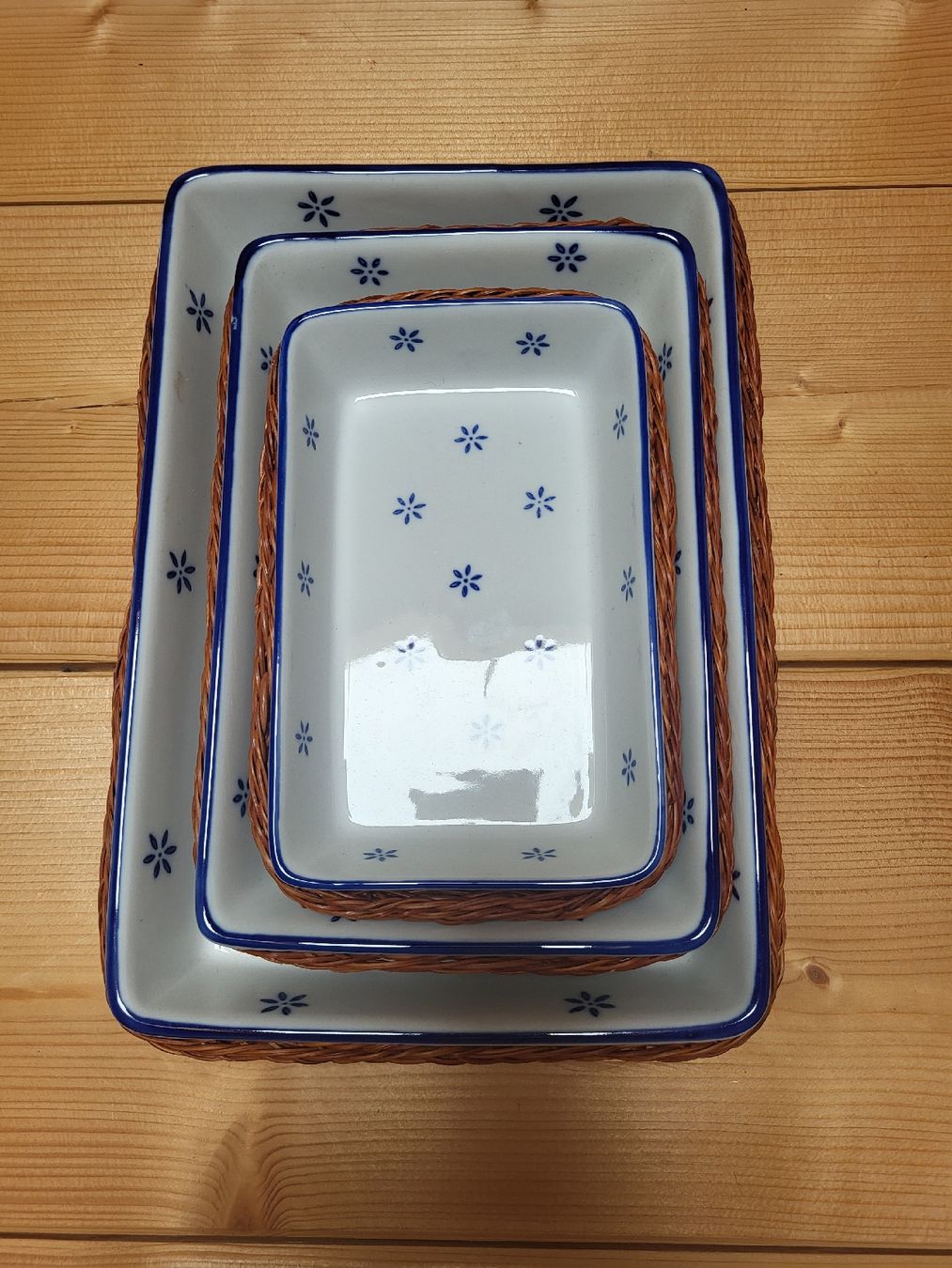 Geschirrsets: 3 Keramikschalen mit Weidenkorb – Neu (gemäss Beschreibung) aus Zweisimmen von Adorable