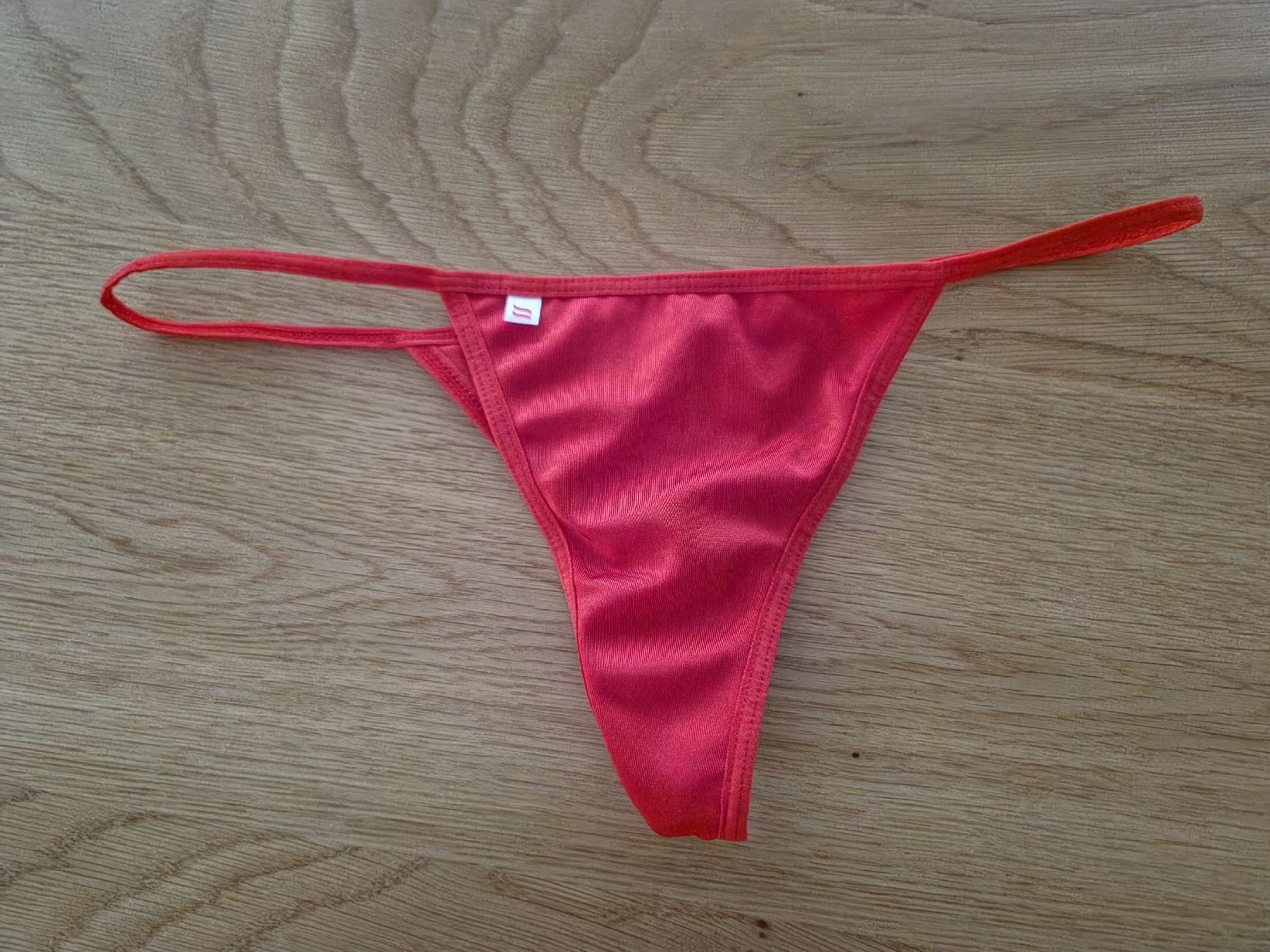 Altra biancheria intima: Damen String rot glänzend Grösse S Neu – Nuovo (secondo la descrizione) da St.Gallen venduto da Avena135