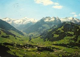 GSTAAD mit Arpelistock, Oldenhorn, Diablerets - Flugaufnahme