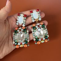 Ohrhänger mit bunten Schmucksteinen
