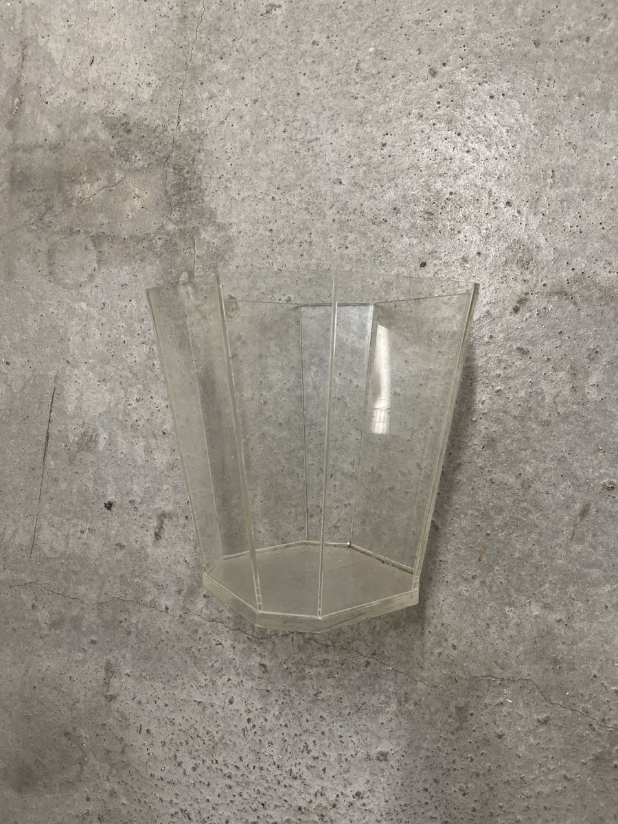 Vasen & Gefässe: Acryl Vase 8-eckig transparent Gebraucht – Gebraucht aus Genève von DEBARR.AS 8