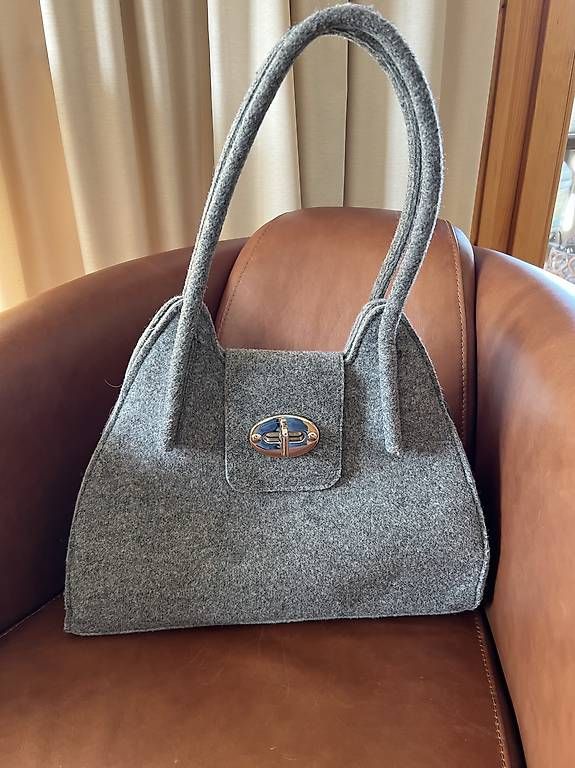 Taschen für Damen: Handtasche grau Filz – Gebraucht aus Saas im Prättigau von cla_289l