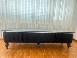 Modernes TV-Lowboard (180 cm) aus Walnussholz – Schwarz/Chro