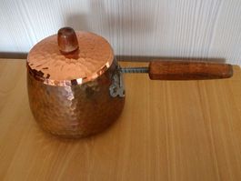 Gehämmerte Kupferkasserolle, Topf mit Holzgriff, Vintage