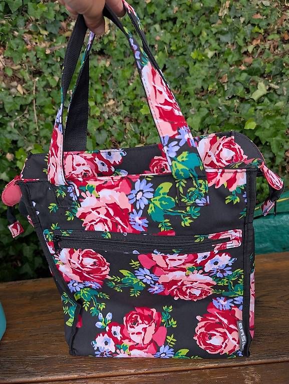 Taschen: Velotasche - Basil Blossom Roses Shopper – Gebraucht aus Muolen von eberle_r