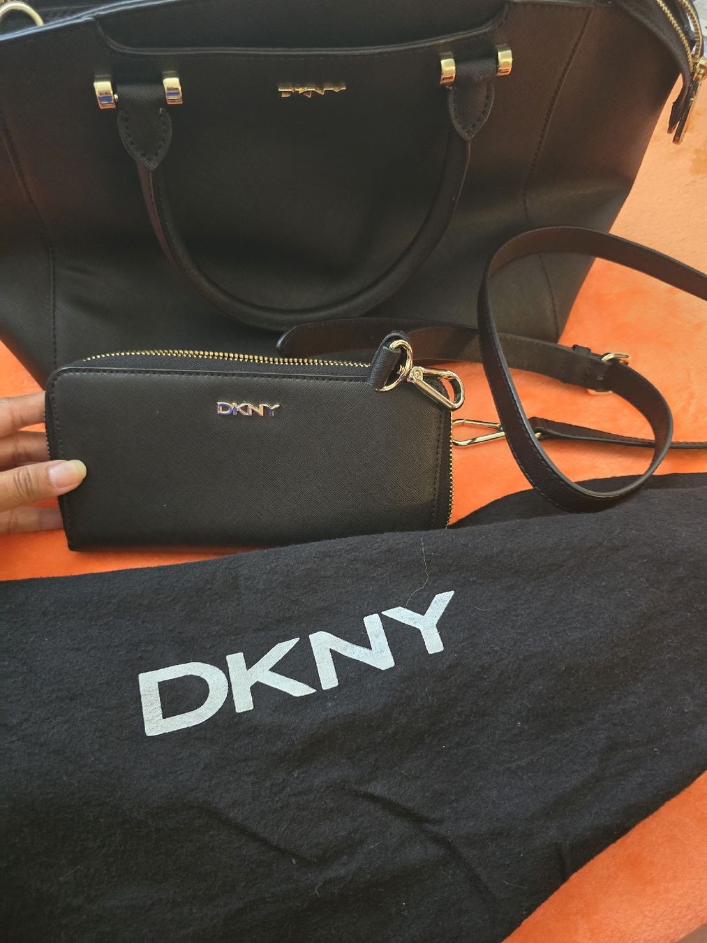 Borse da donna: DKNY Black Leather Handbag and Wallet Set, Pristine! – Usato da Landquart venduto da Pinay_ako 1