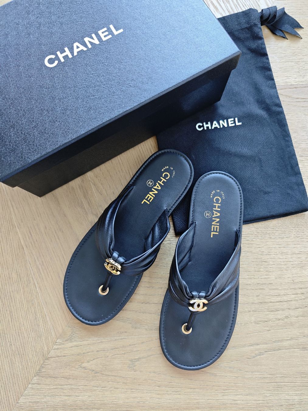 Chanel Chaussures femmes: CHANEL COCO BEACH 2026 Flip Flop aus Leder – D'occasion à Erlenbach ZH par nlh
