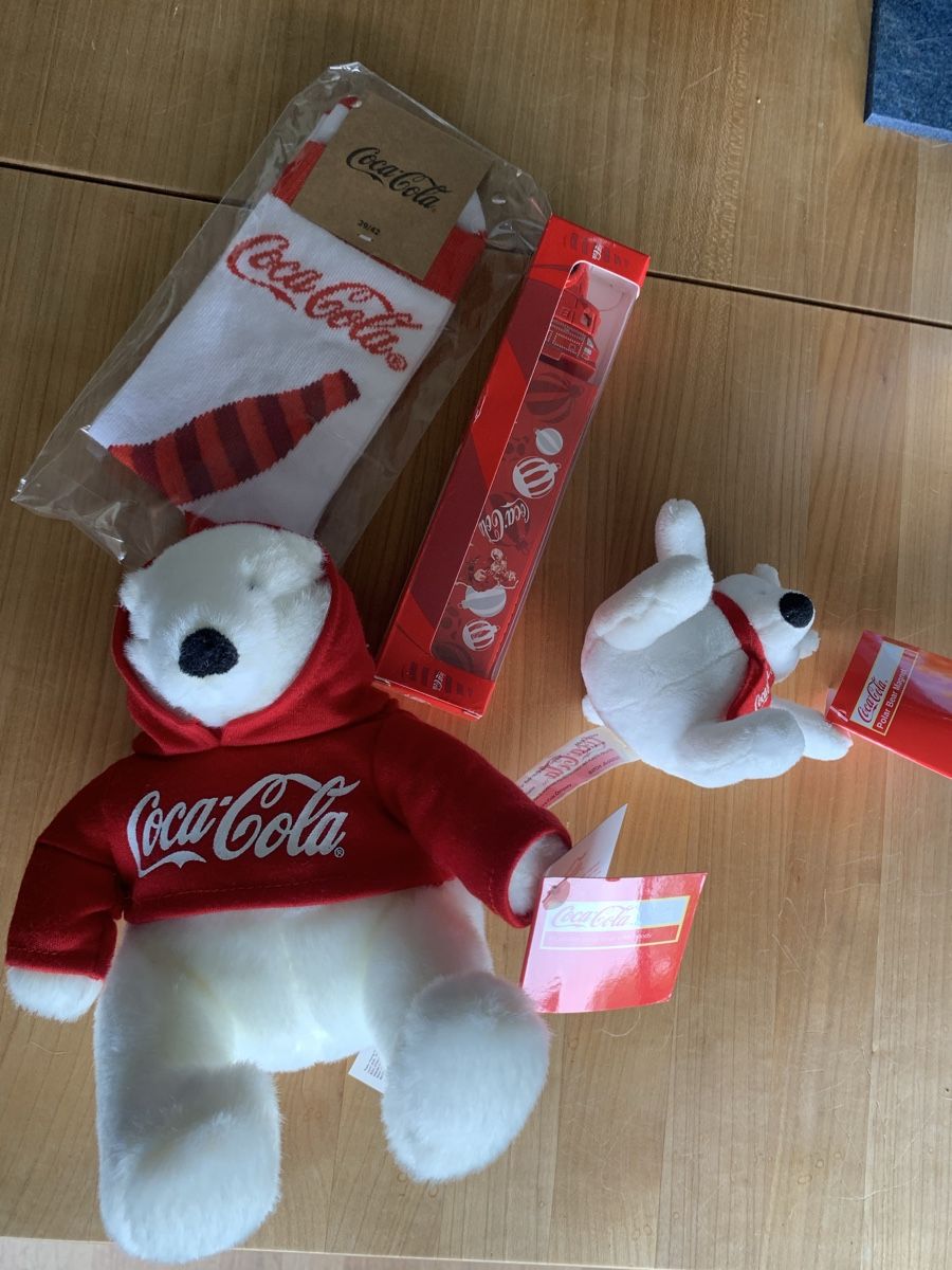 Statuette: Coca Cola Merch Bundle , Eisbär, Socken, Truck, Magnet – Nuovo (secondo la descrizione) da Aarwangen venduto da ChristineHoKa
