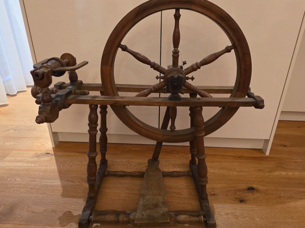 Spinnräder: Antikes Spinnrad aus Holz – Gebraucht aus Ilanz von rununa 1
