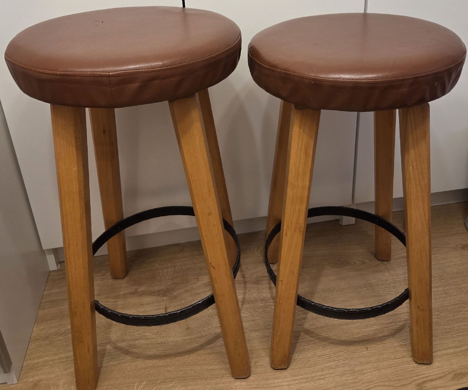 Hocker: Barhocker mit braunem Leder Sitz gebraucht – Gebraucht aus Reinach BL von anj_qn65